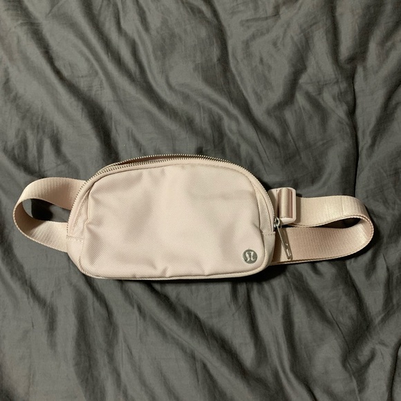 lululemon athletica Accessories - EUC lululemon Everywhere Belt Bag